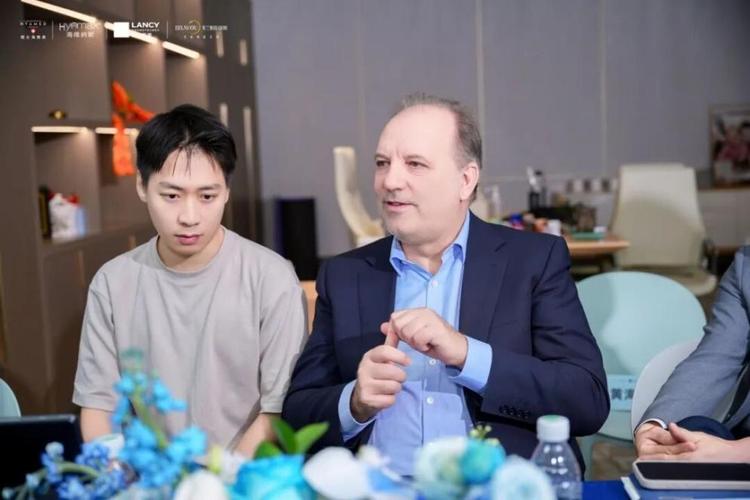 其采用的瑞士专利新一代cd凝胶科技,能在产品内部构建致密均匀的蜂窝